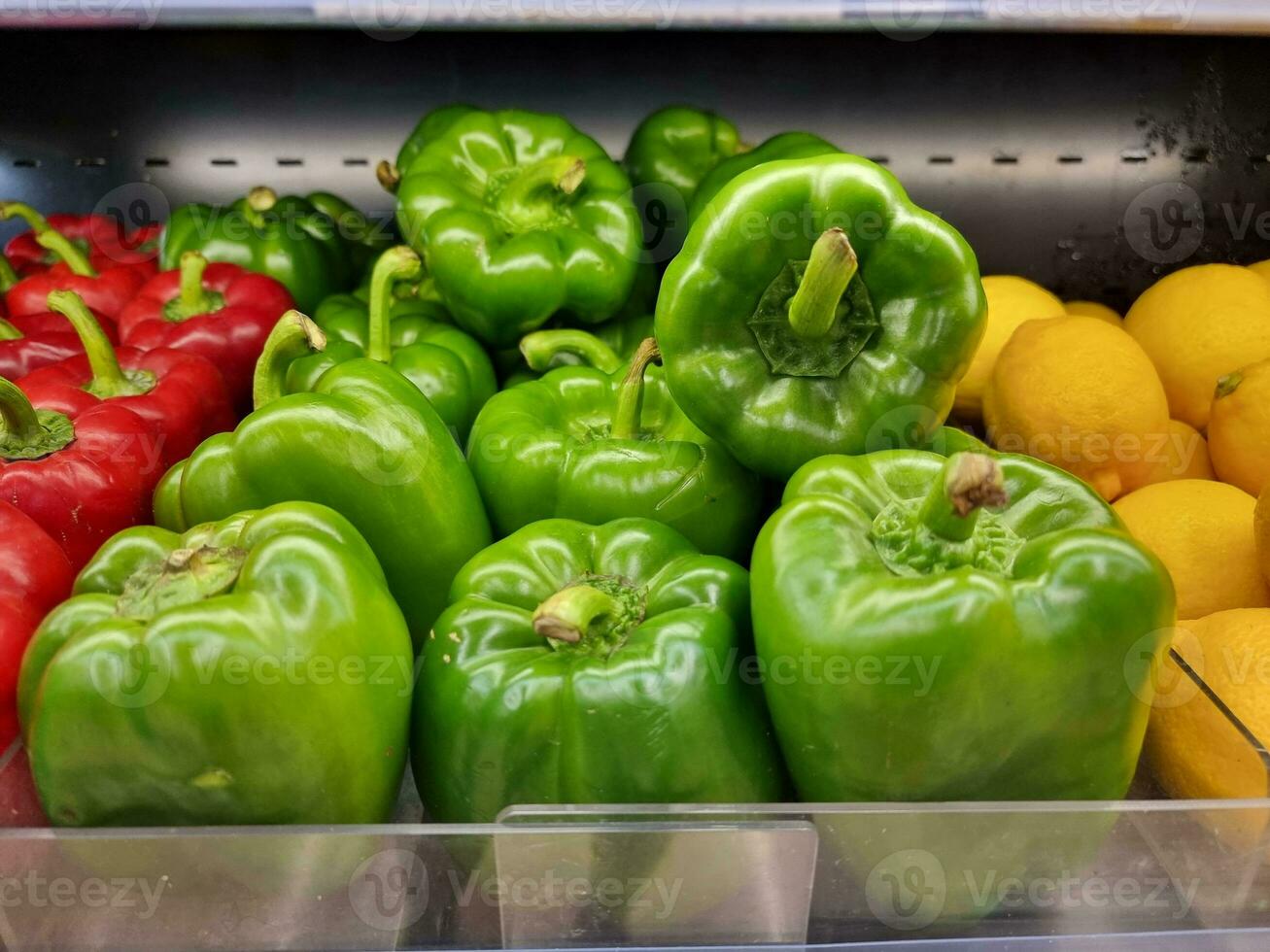 cloche poivrons sur une étagère photo