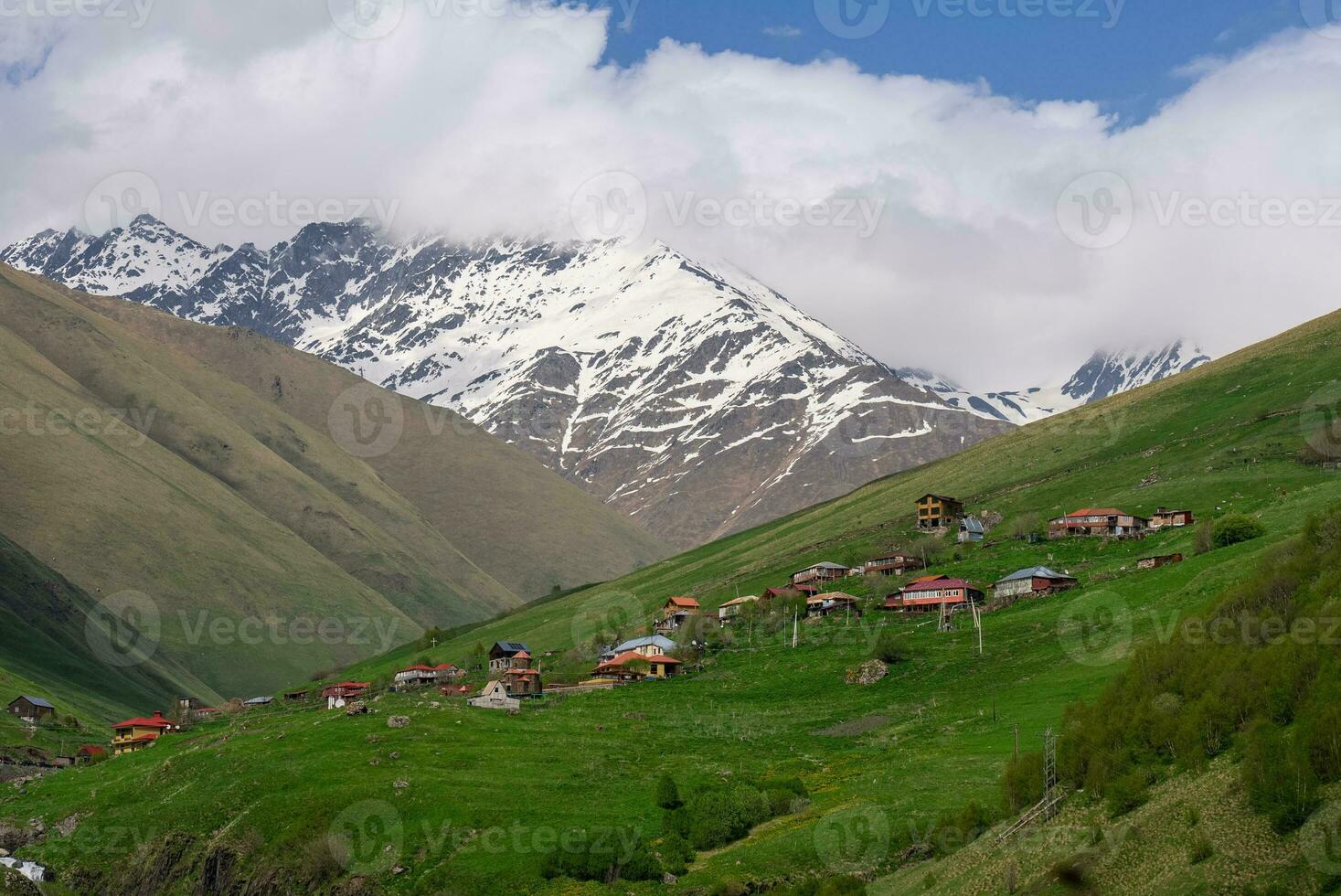 vue de petit village dans vallée dans juta Géorgie photo