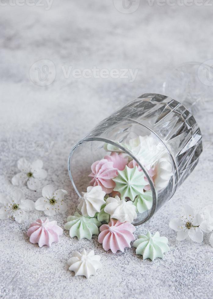 petites meringues blanches, roses et vertes dans le verre photo