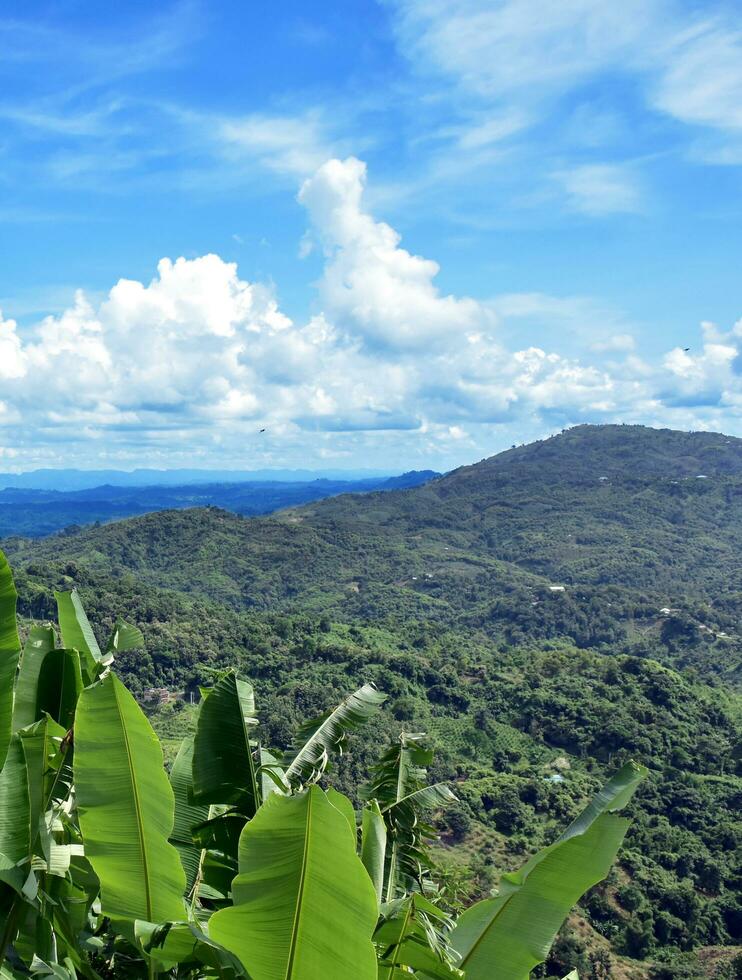 ciel et colline, colline Haut en haut dans ciel photo