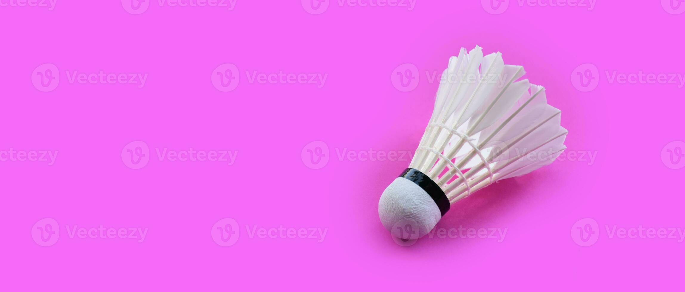 volant de badminton blanc crème et raquette au sol dans un terrain de badminton intérieur, espace de copie, mise au point douce et sélective sur les volants. photo