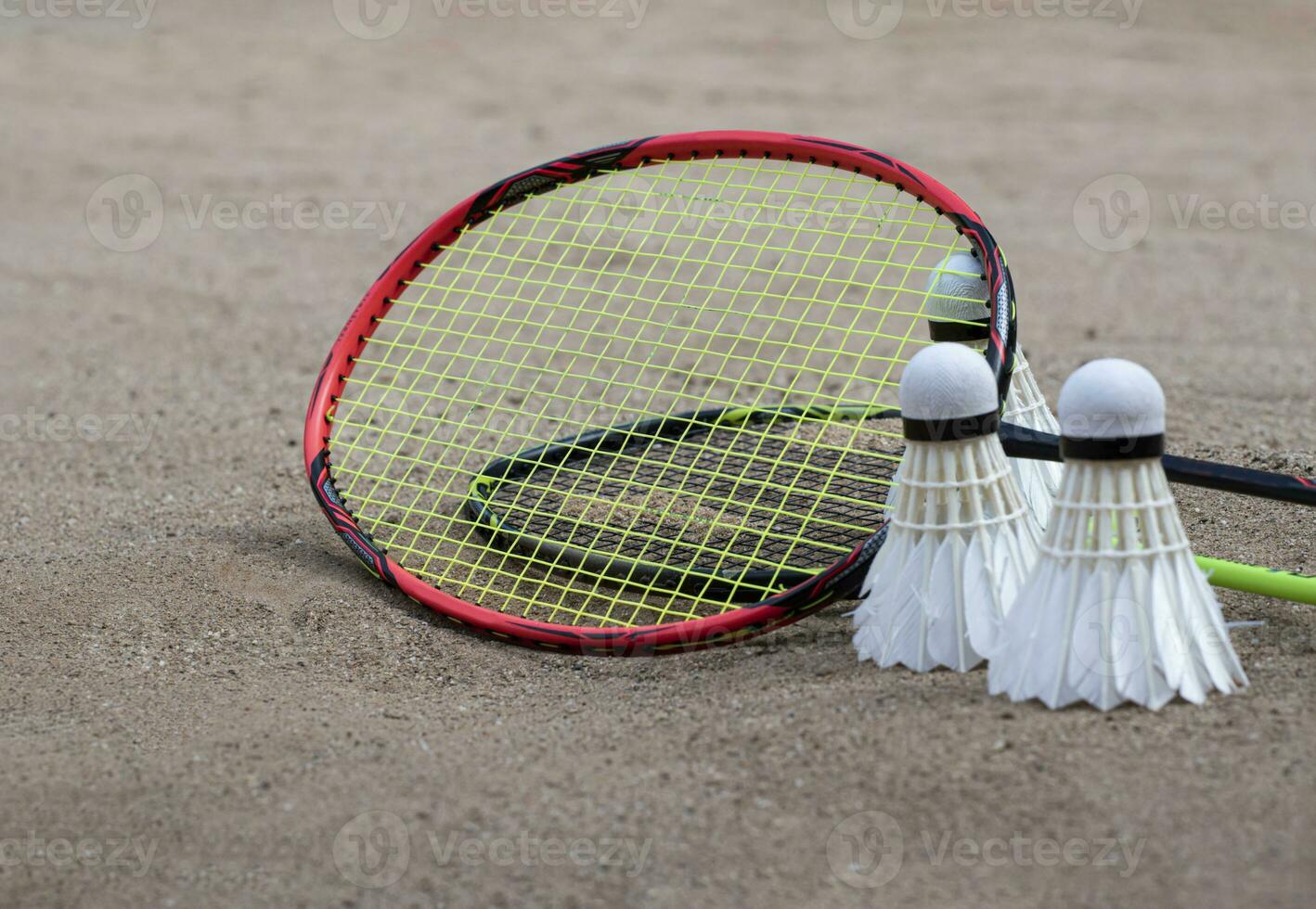 badminton équipements, raquettes et blanc crème volants, sur le sable sol de Extérieur badminton rechercher, sélectif se concentrer, concept pour Extérieur activité et Extérieur des sports pour santé. photo