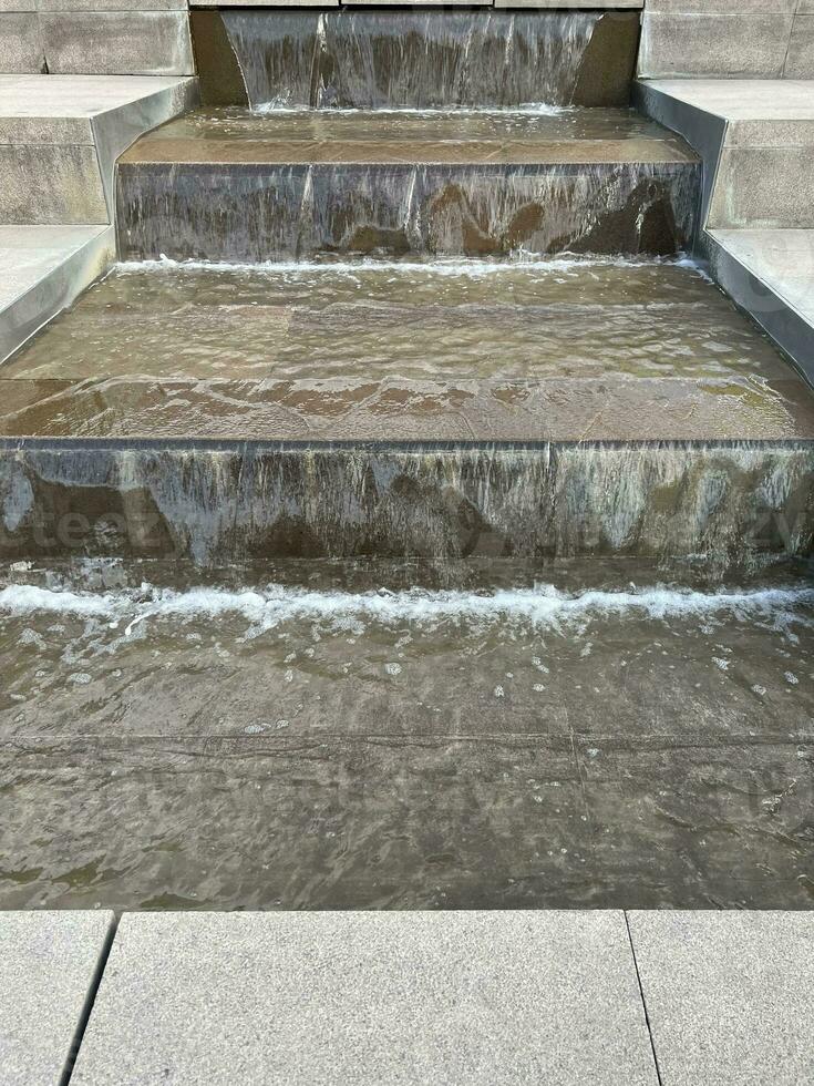 en cascade Fontaine. architectural élément dans le forme de pas pour paysage conception photo