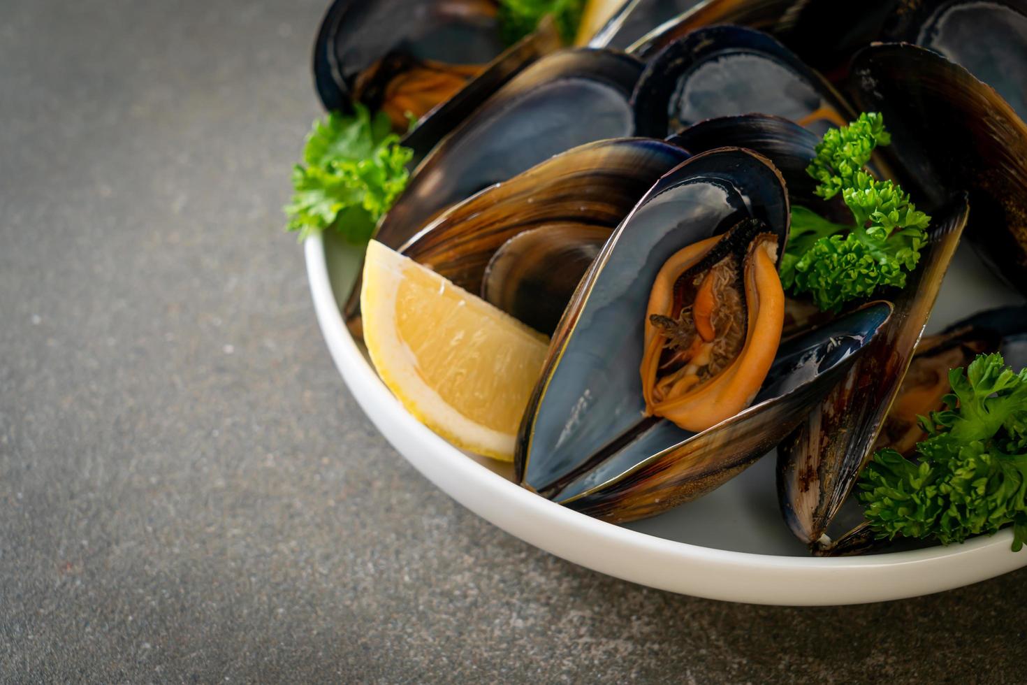 moules aux herbes dans un bol au citron photo