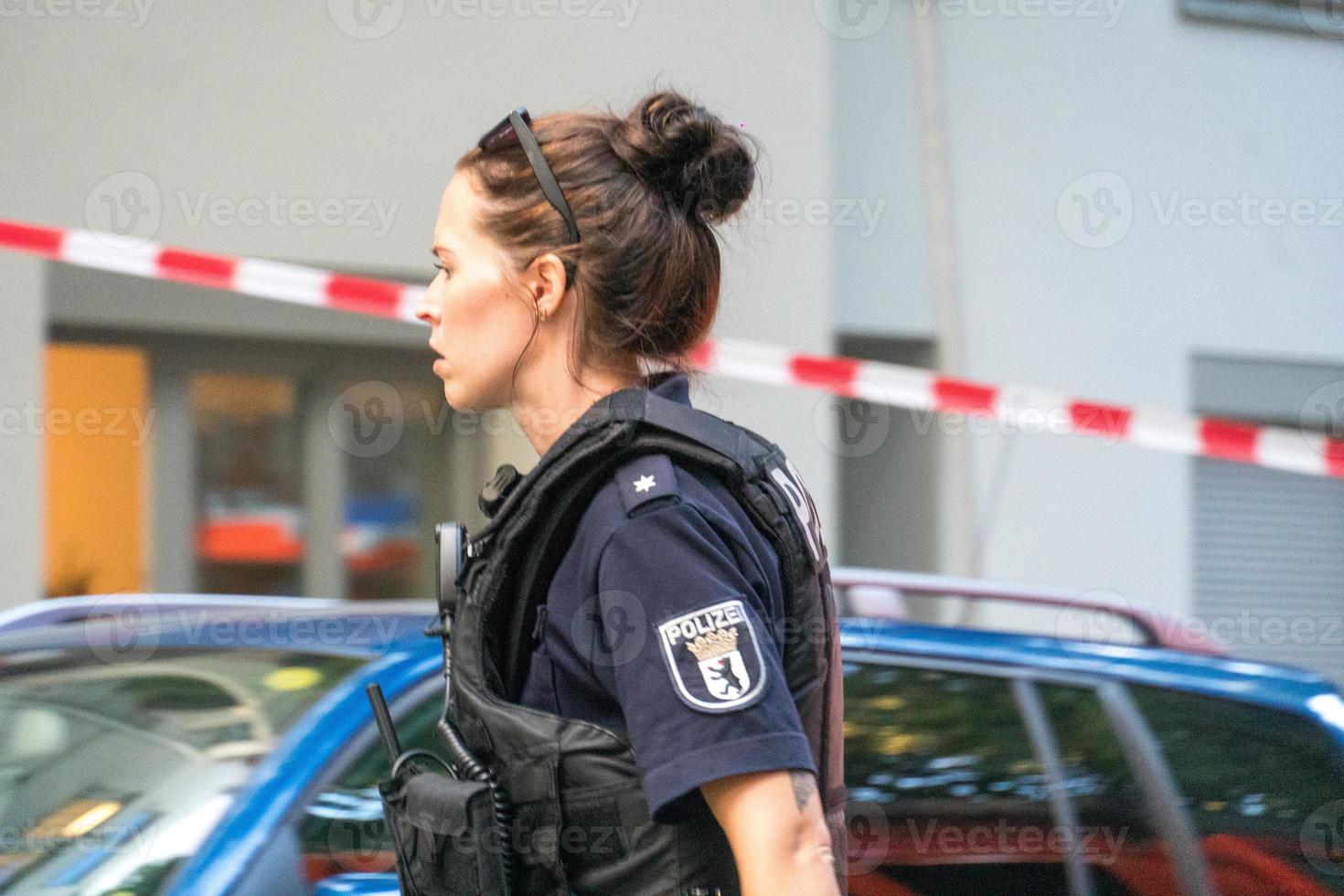photo de profil d'une femme policier au travail, berlin, allemagne