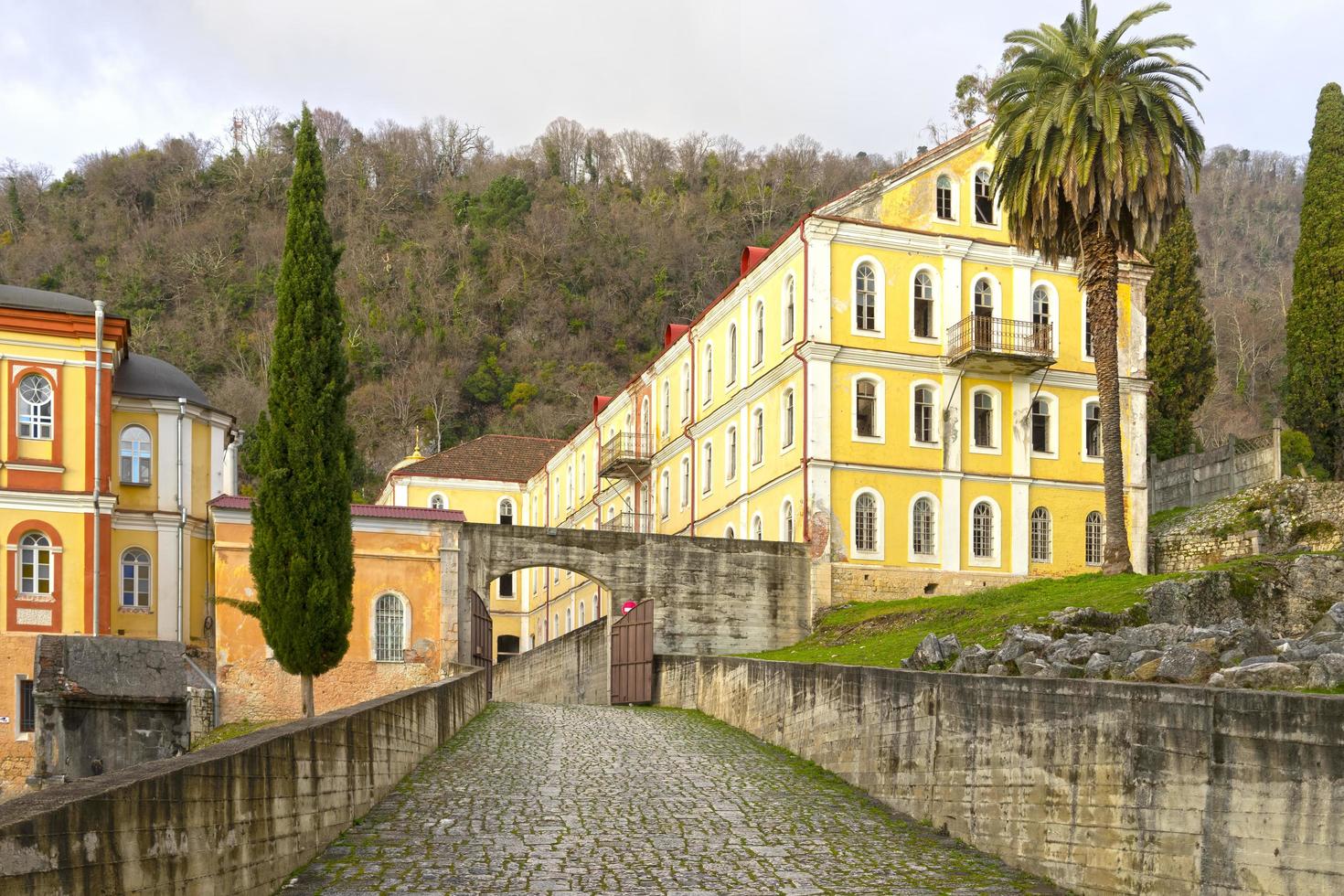 paysage avec vue sur l'ancien monastère d'athos abkhazie photo