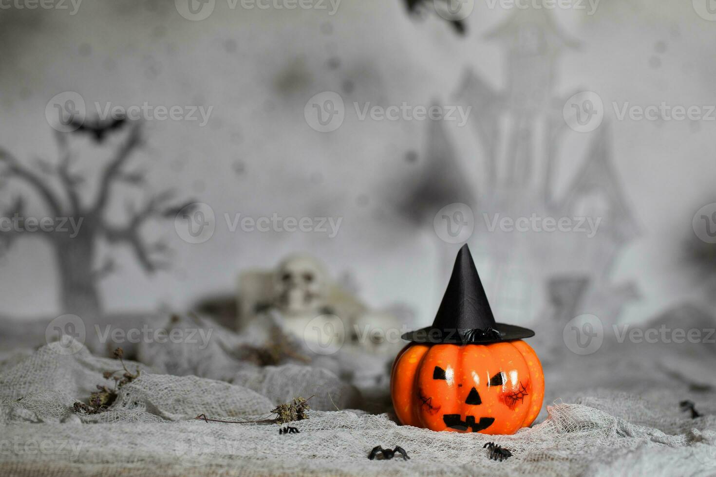 Orange effrayant citrouille avec sorcière chapeau. Halloween Contexte. photo