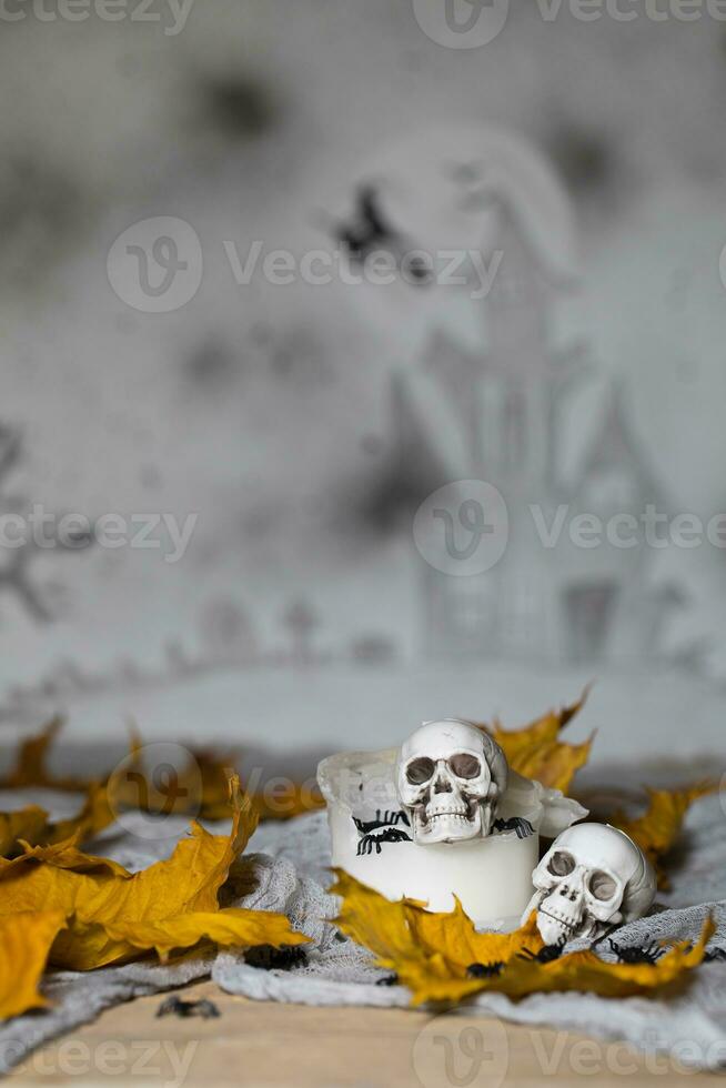 crâne sur un vieux utilisé épais bougie. effrayant Halloween Contexte. photo