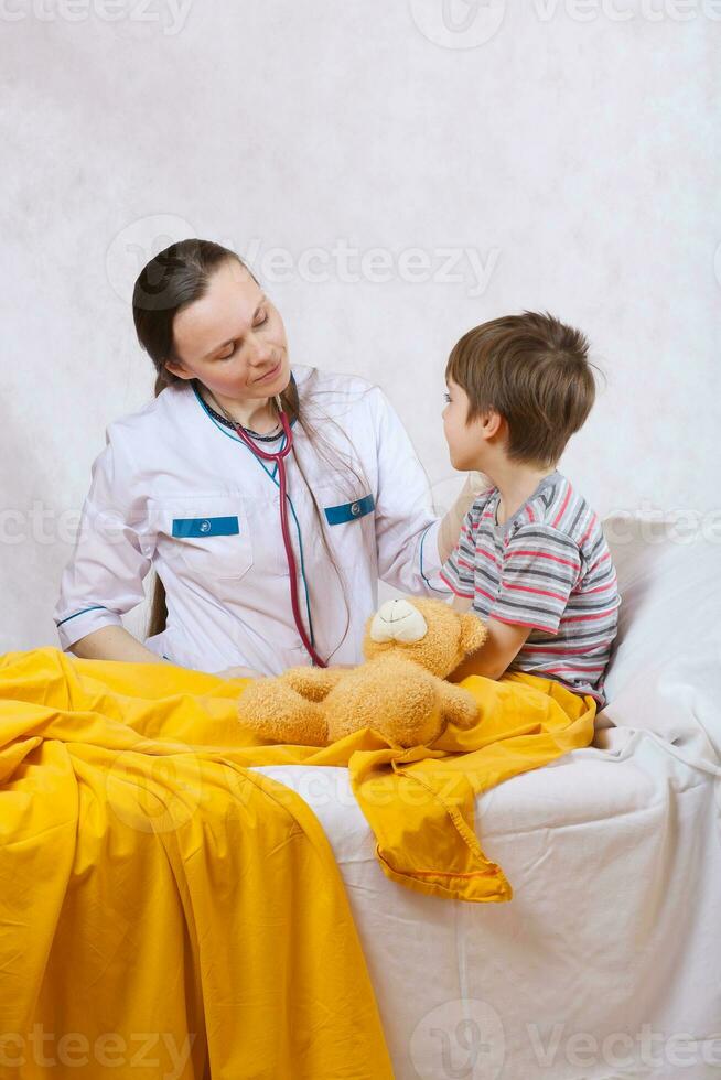 une enfant et une pédiatre dans sa cabinet photo