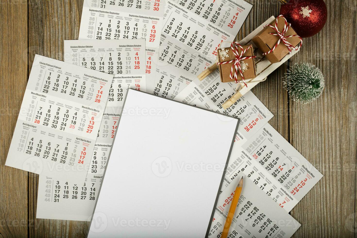 Vide feuille de papier sur une Nouveau années Contexte. photo