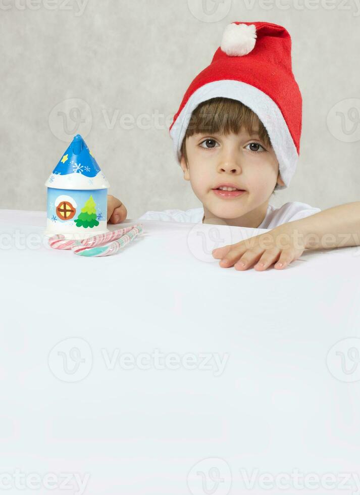 garçon dans Père Noël claus chapeau photo