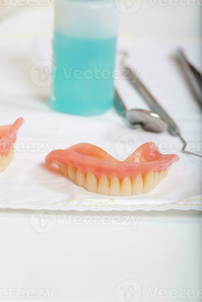 faux les dents sur une dentiste table photo