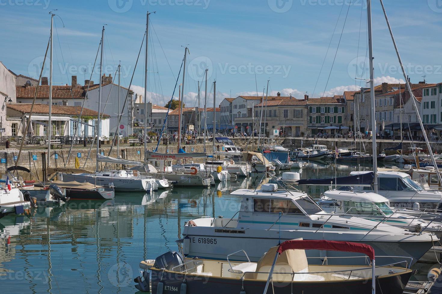 Vue sur un port et un port avec des bateaux à saint martin ile de ré en france photo