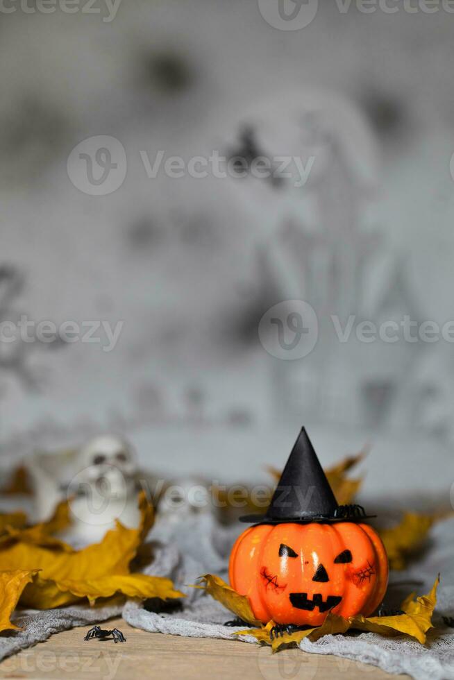 Orange effrayant citrouille avec sorcière chapeau. fermer photo