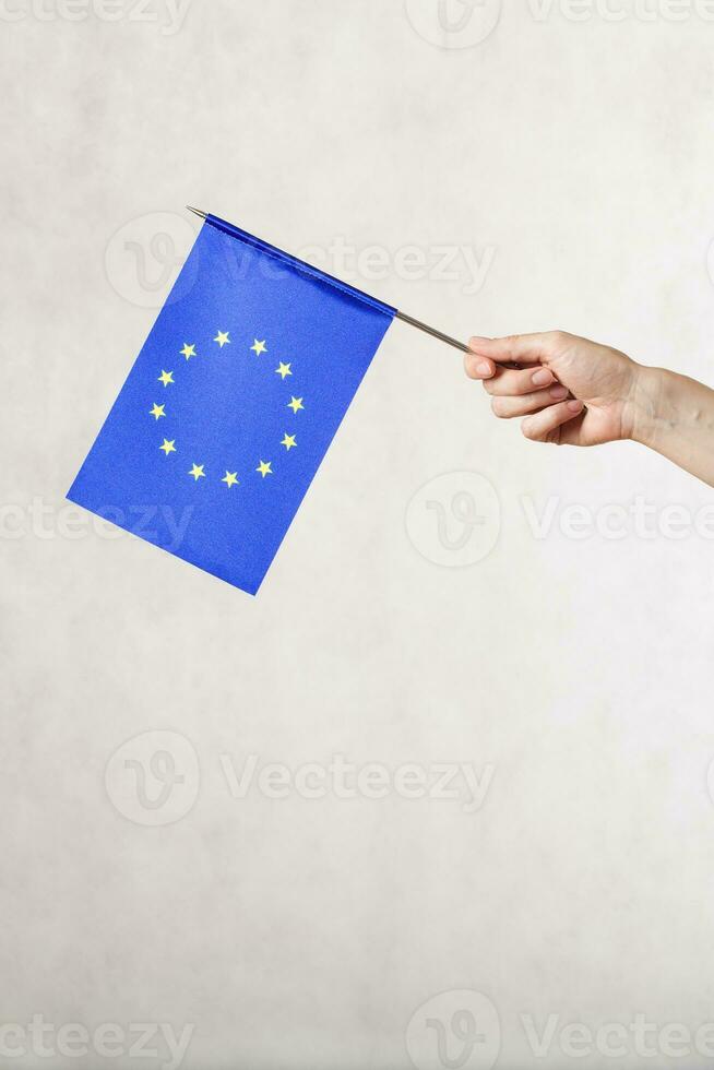 une main avec une drapeau de le UE. gratuit espace pour une texte photo