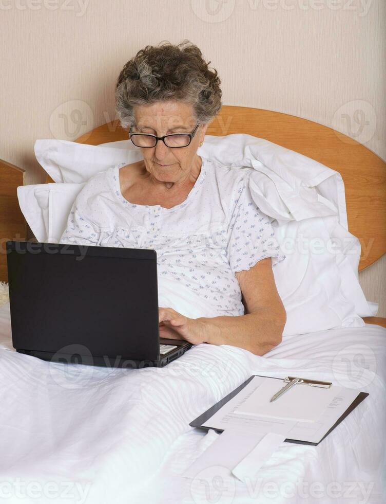 vieux femme est communicant par sa ordinateur esprit hparents photo