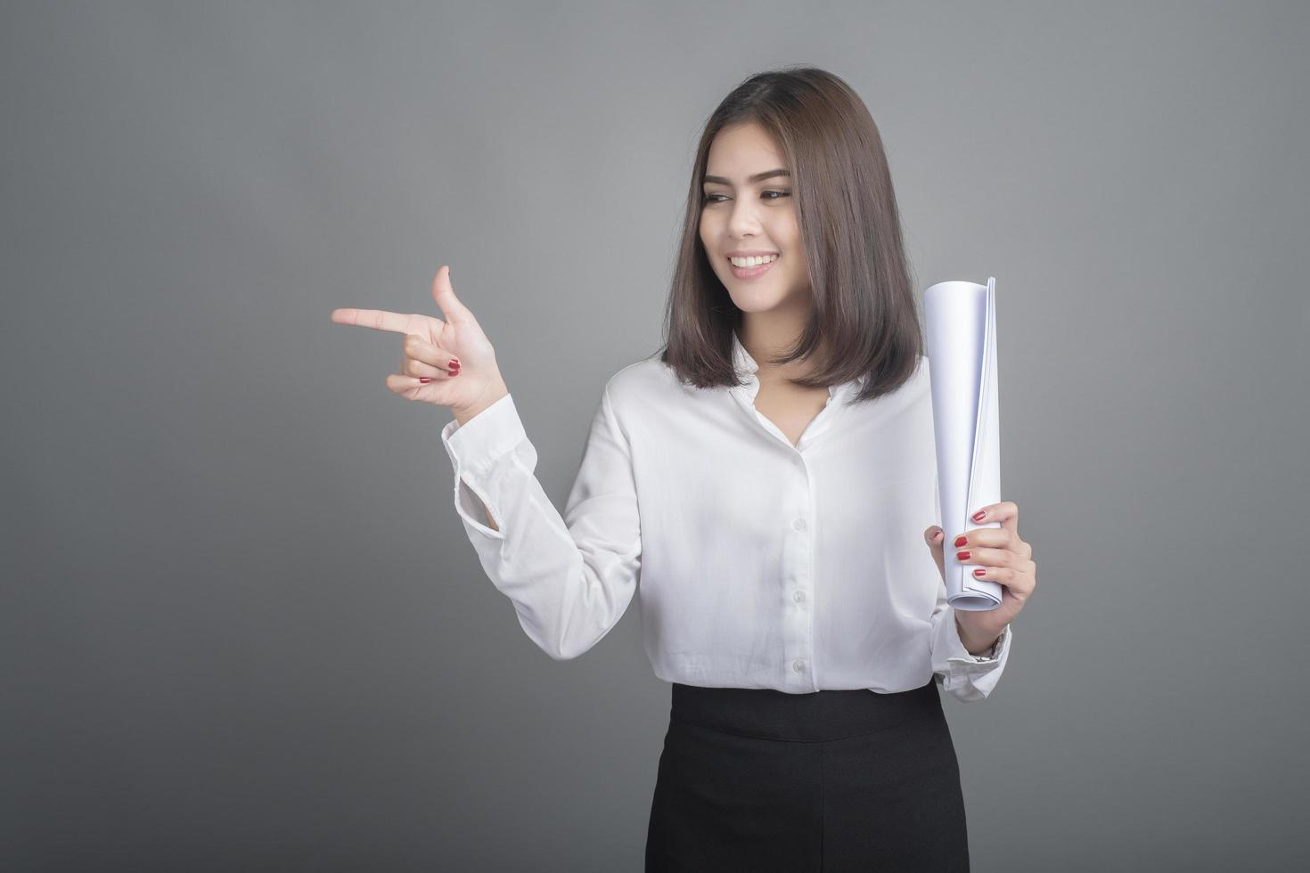 femme d'affaires en chemise blanche sur fond gris photo