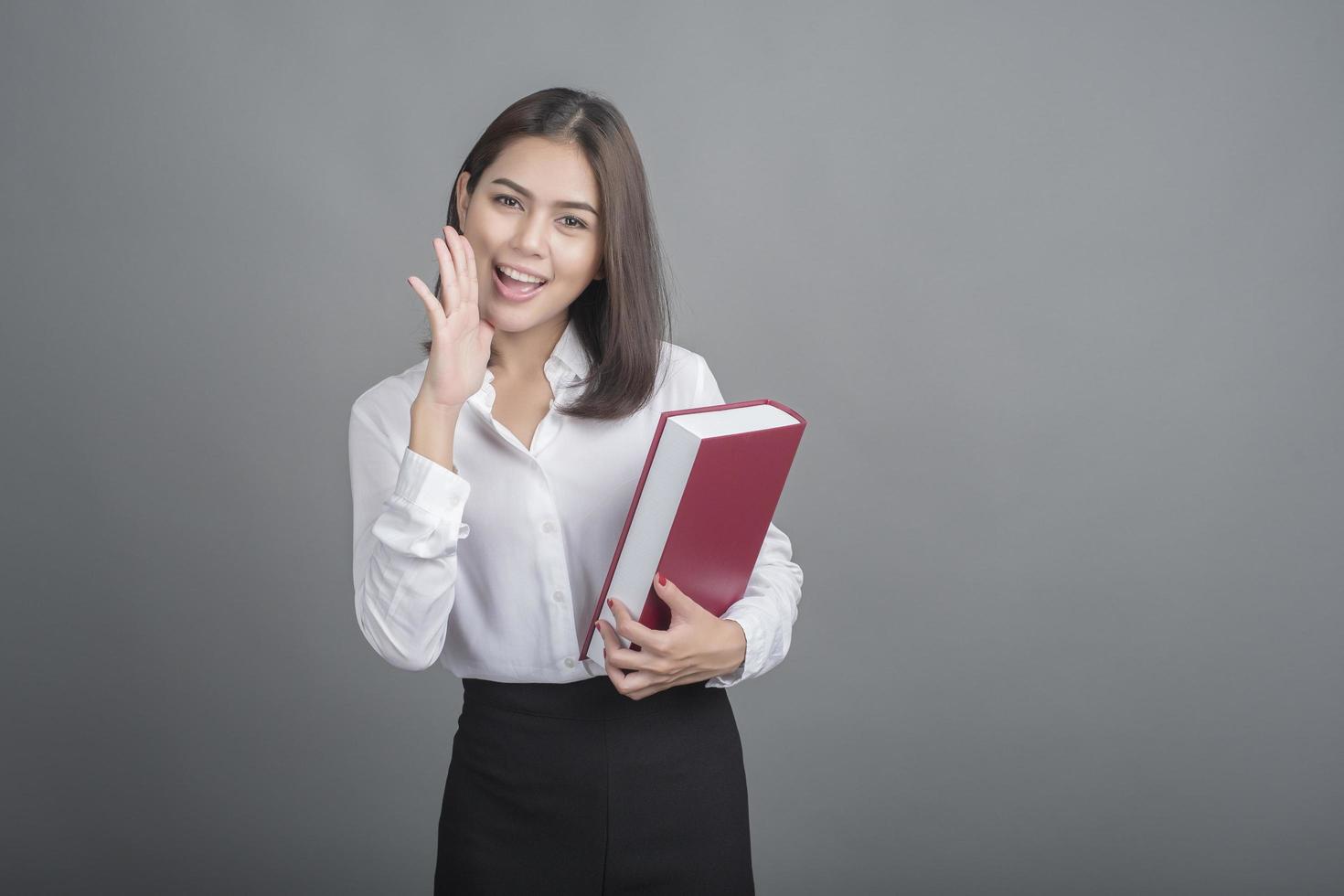 femme d'affaires en chemise blanche sur fond gris photo