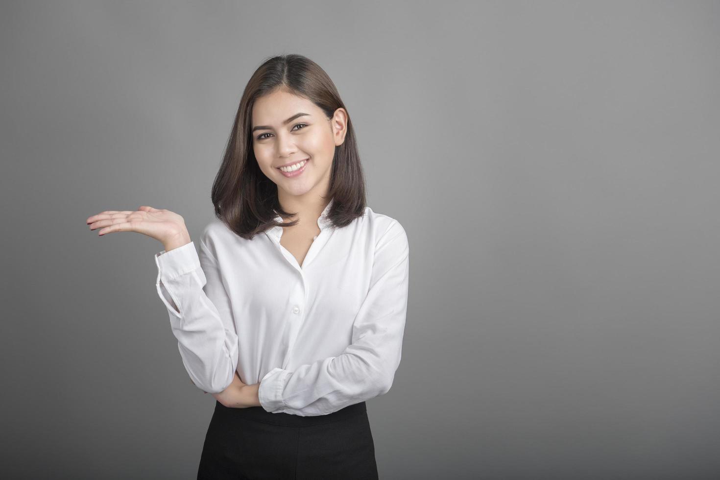 femme d'affaires en chemise blanche sur fond gris photo