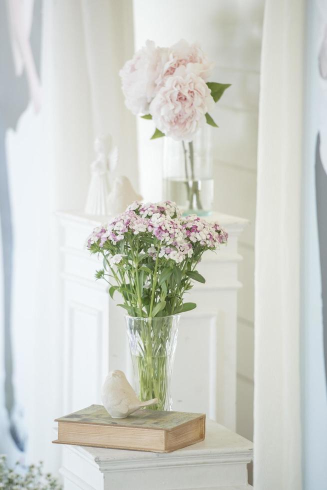 toile de fond de mariage avec décoration de fleurs et de mariage photo