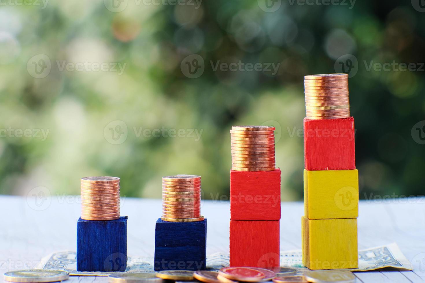 pièces de monnaie sur fond de table et économie d'argent et concept de croissance des affaires, concept de finance et d'investissement photo