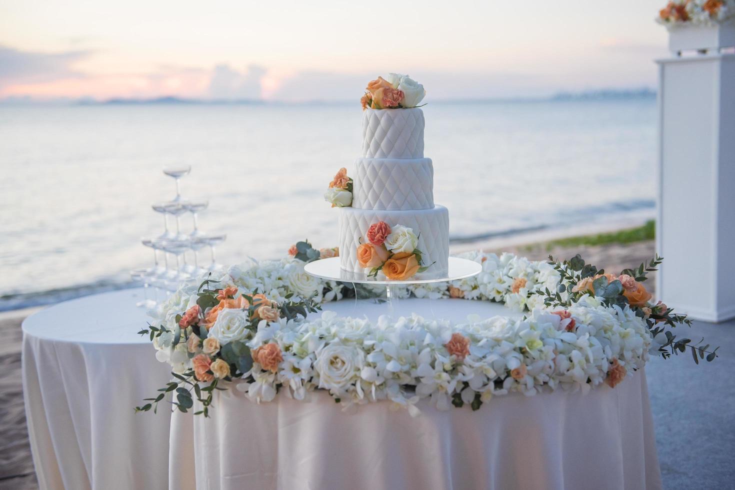 gâteau de mariage au coucher du soleil mariage sur la plage photo