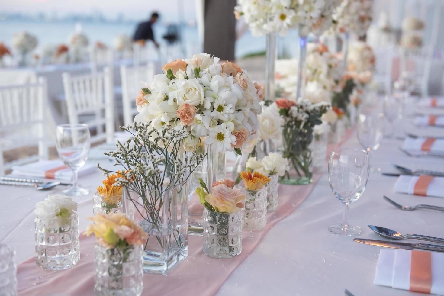 l'élégante table de dîner sur la plage photo