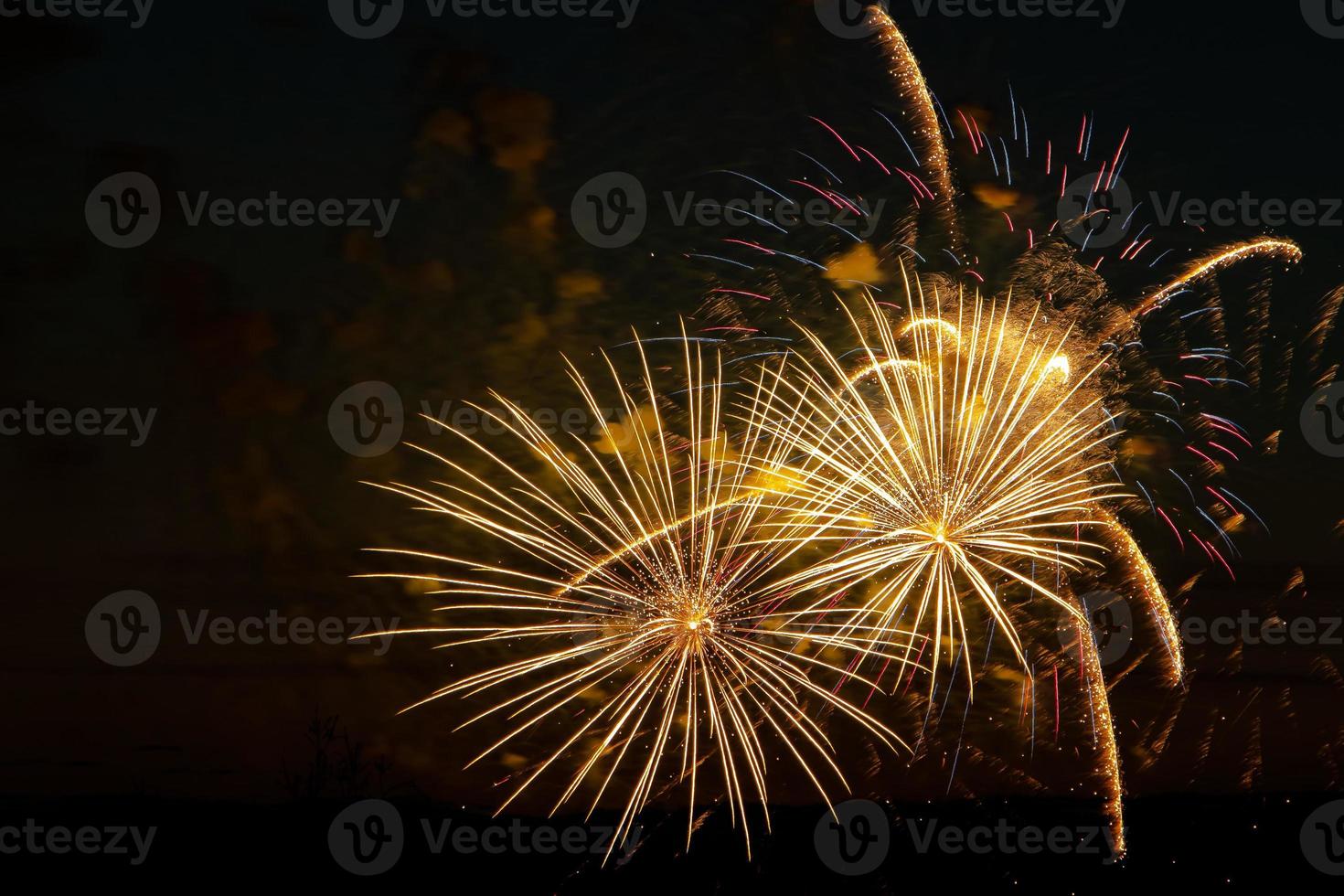 feux d'artifice aux couleurs vives lors d'une nuit festive explosions de feu coloré dans le ciel photo