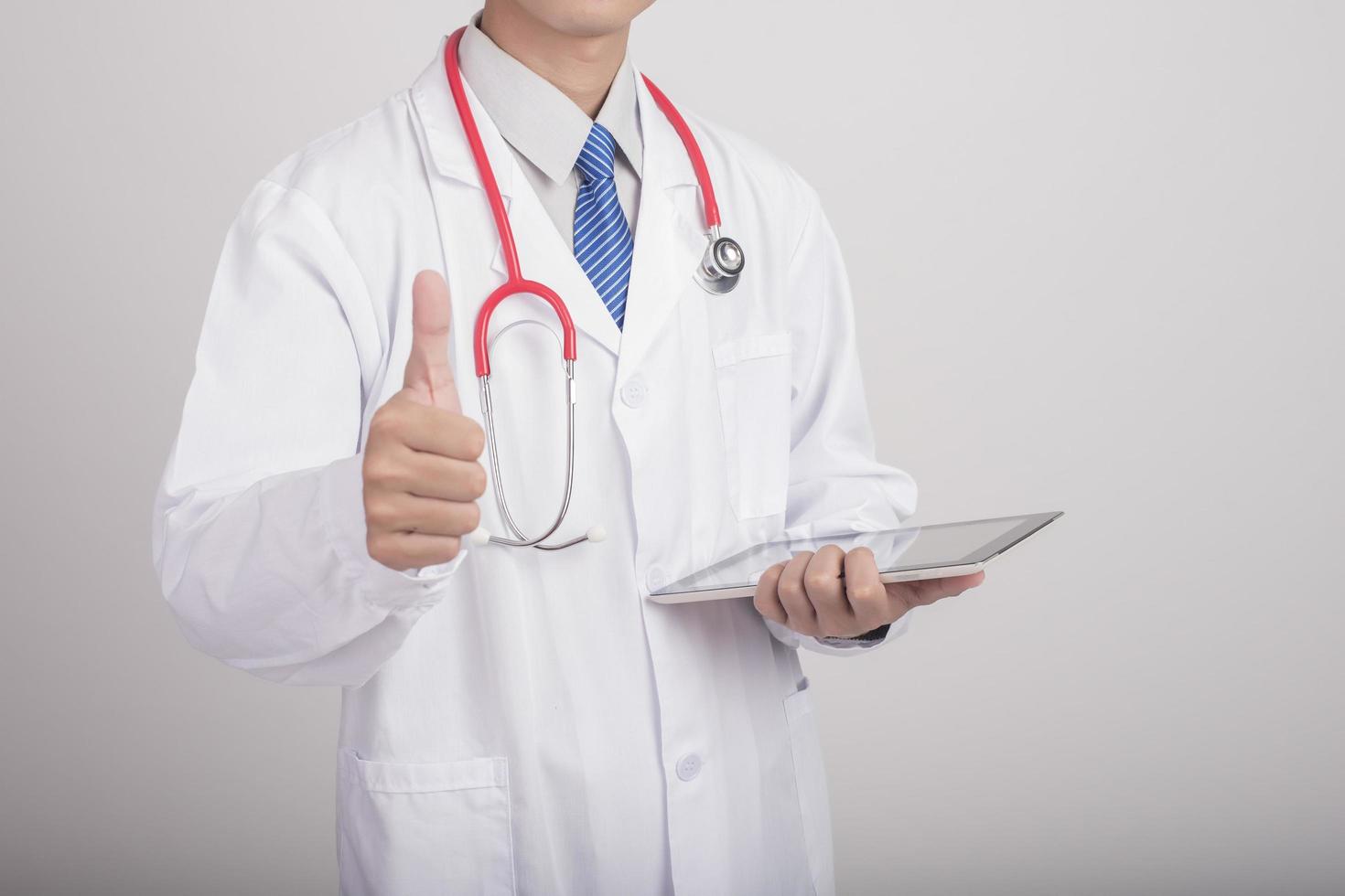 docteur en médecine main tenant un stéthoscope et travaillant avec des icônes médicales modernes photo