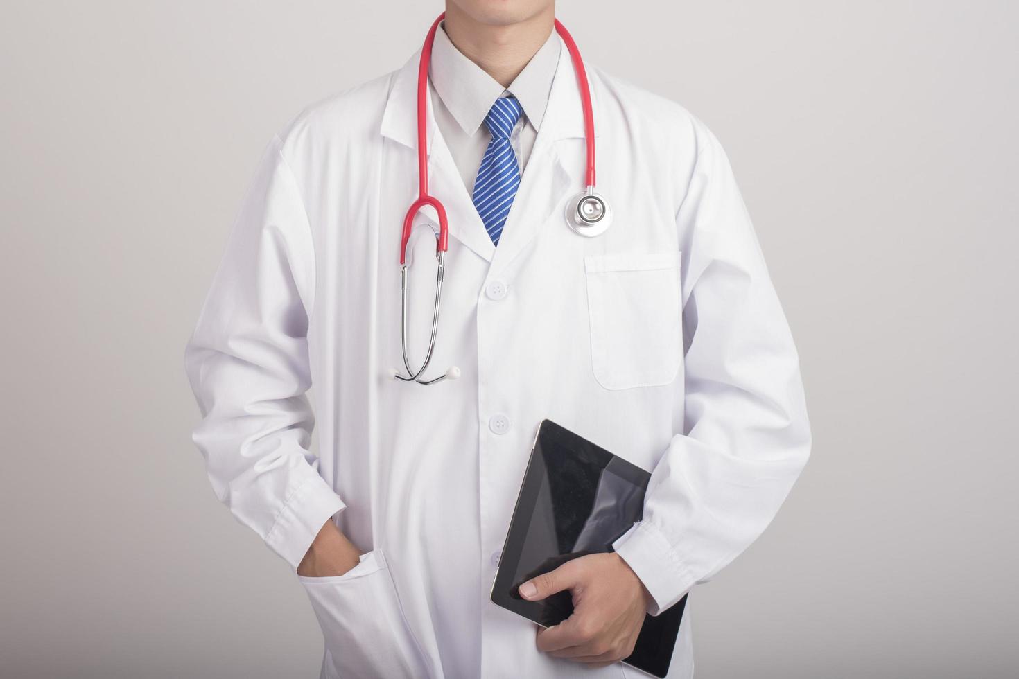 docteur en médecine main tenant un stéthoscope et travaillant avec des icônes médicales modernes photo