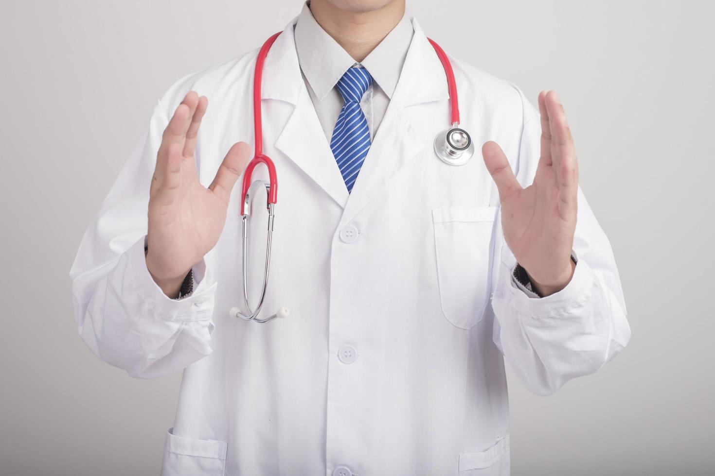 docteur en médecine main tenant un stéthoscope et travaillant avec des icônes médicales modernes photo