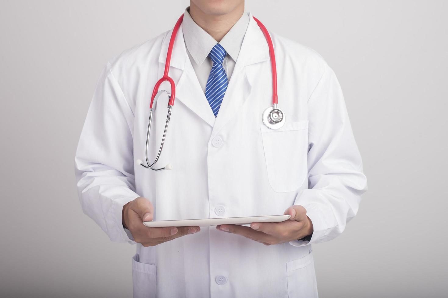 docteur en médecine main tenant un stéthoscope et travaillant avec des icônes médicales modernes photo