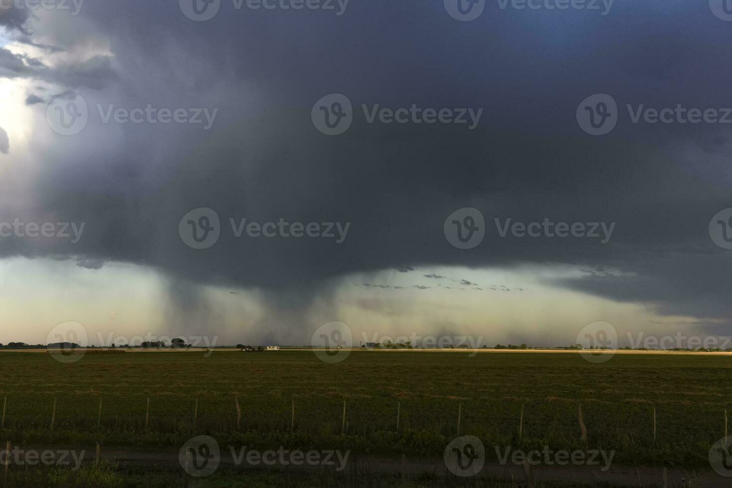 menaçant orage des nuages, pampa, patagonie, Argentine photo