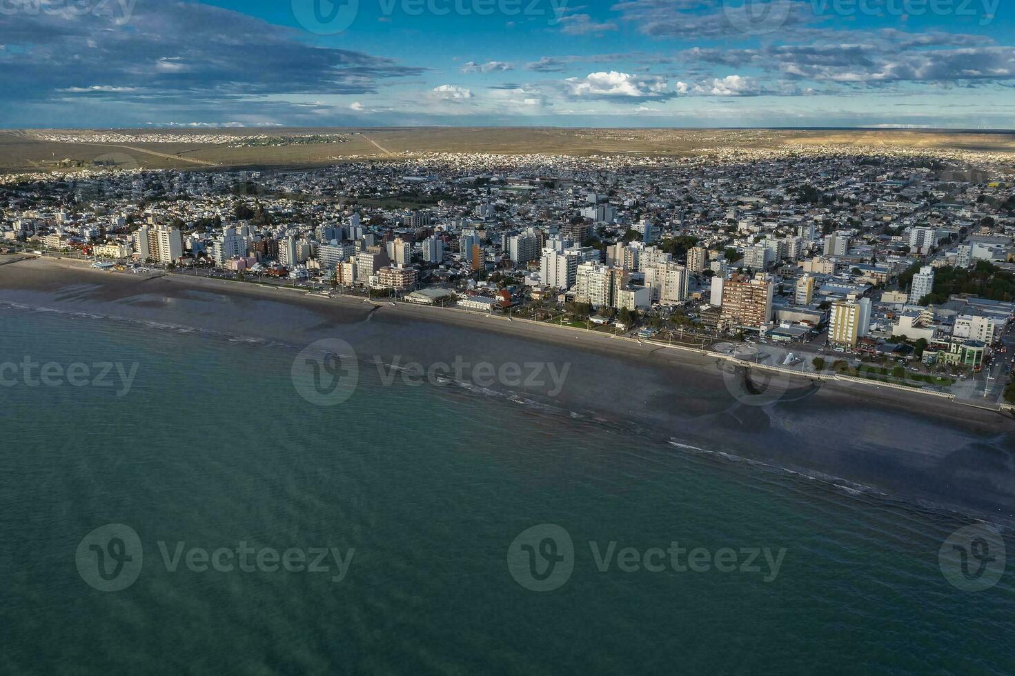 puerto Madryn ville, entrée portail à le péninsule valdés Naturel réserve, monde patrimoine placer, patagonie, Argentine. photo