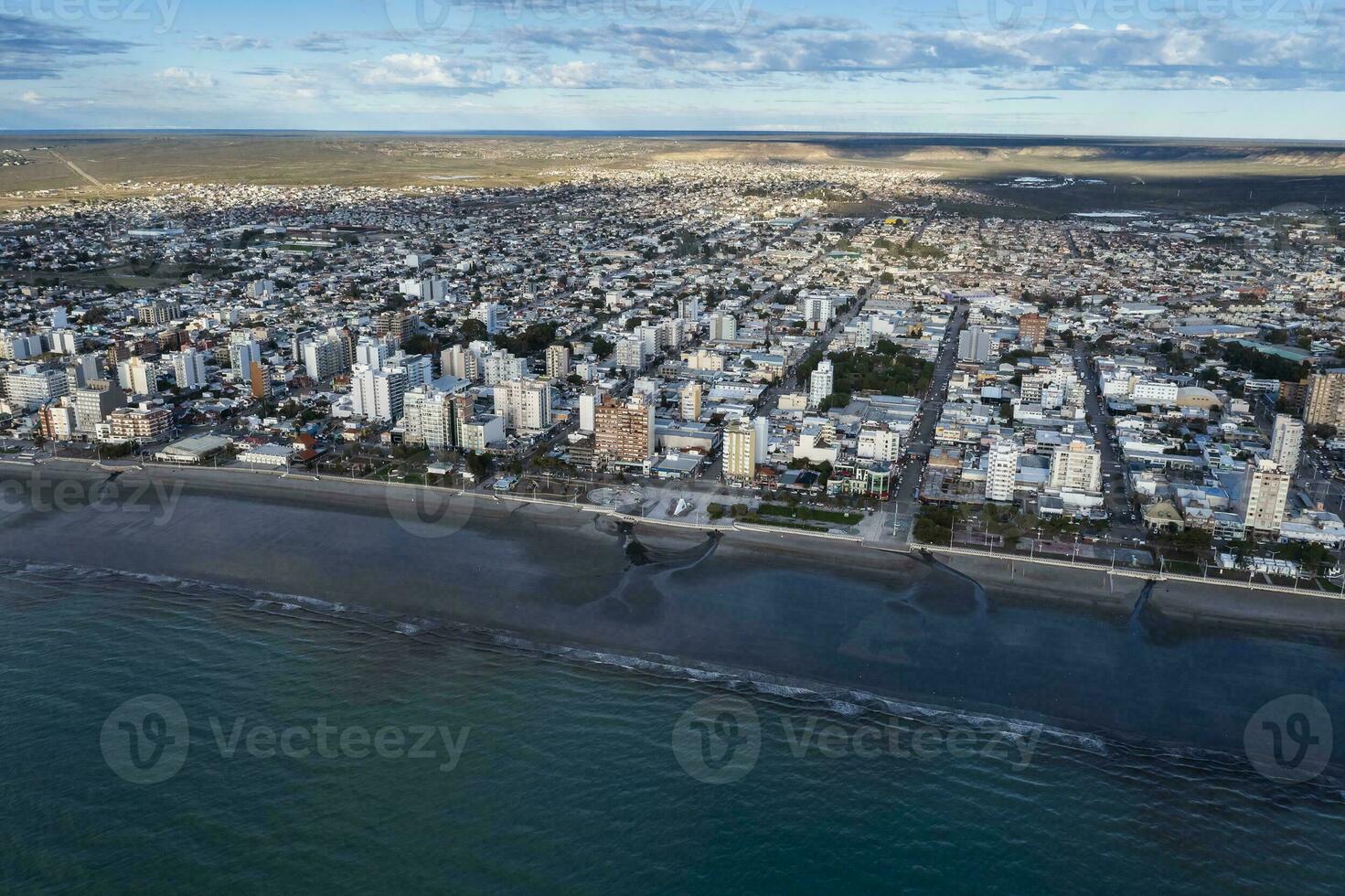 puerto Madryn ville, entrée portail à le péninsule valdés Naturel réserve, monde patrimoine placer, patagonie, Argentine. photo