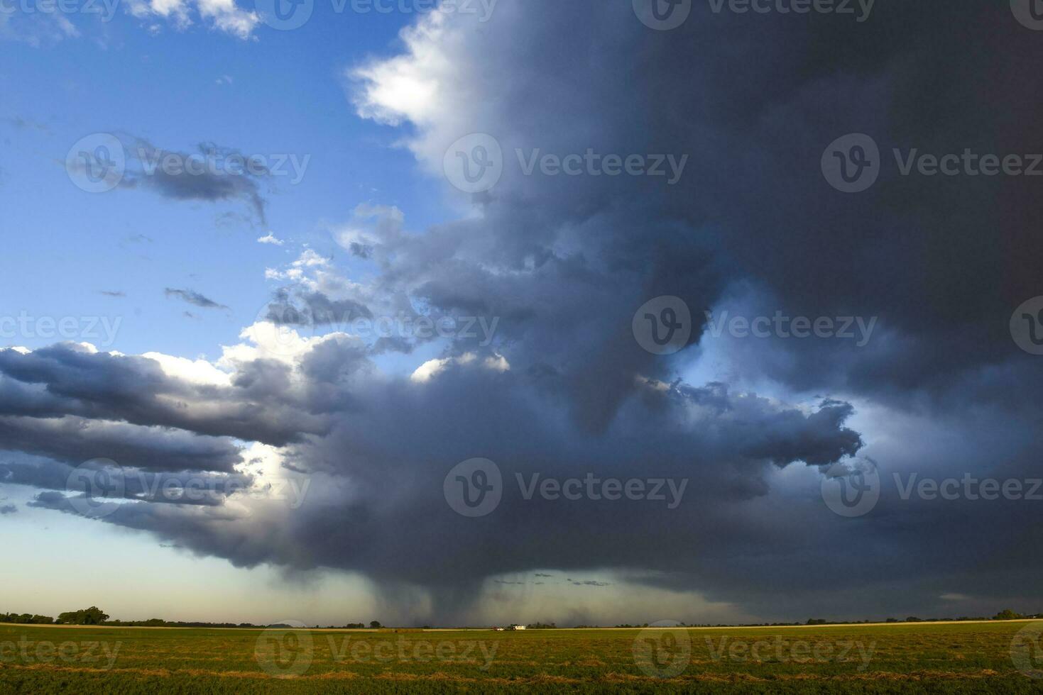 menaçant orage des nuages, pampa, patagonie, Argentine photo