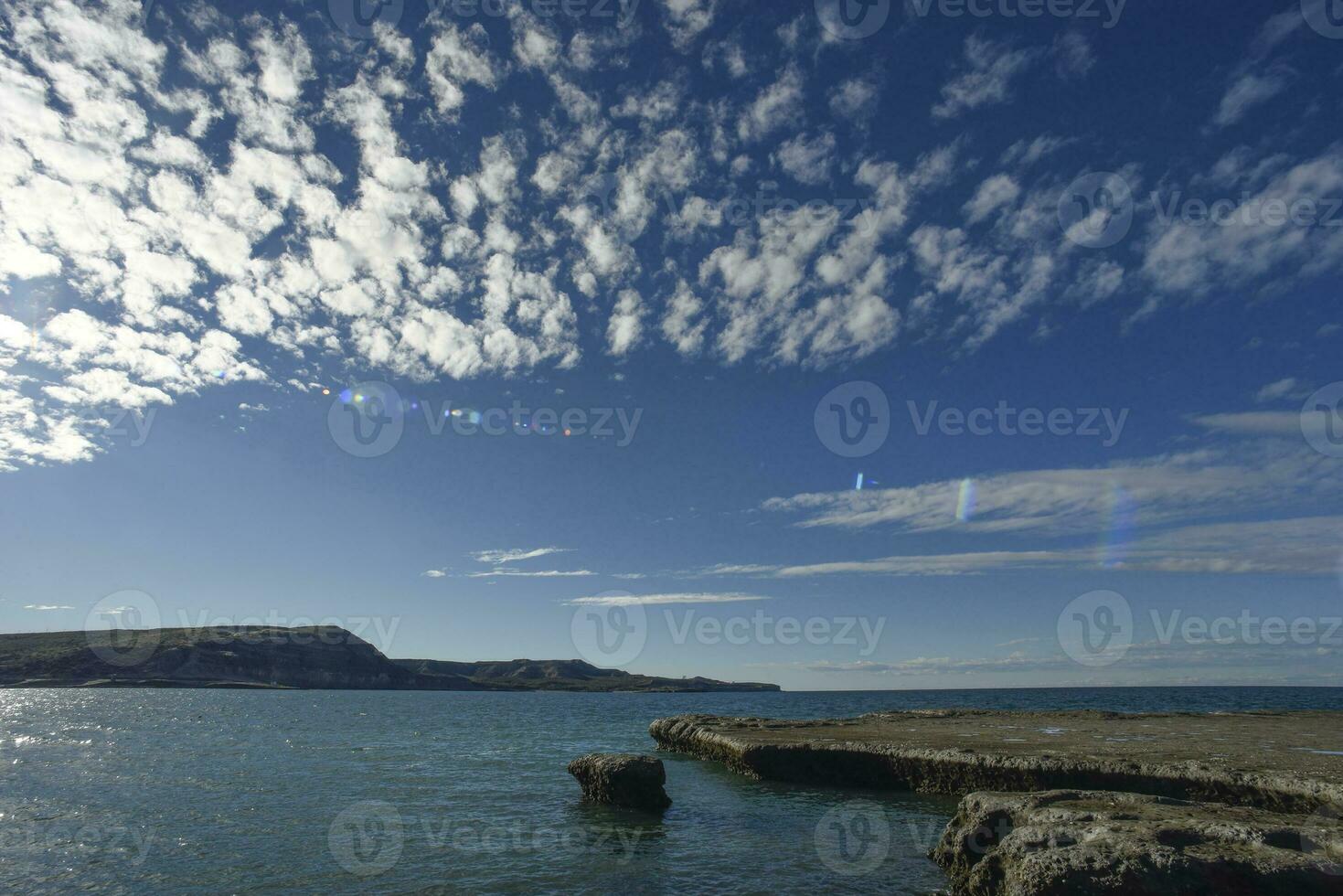 côtier paysage avec falaises dans péninsule valdés, monde patrimoine placer, patagonie Argentine photo