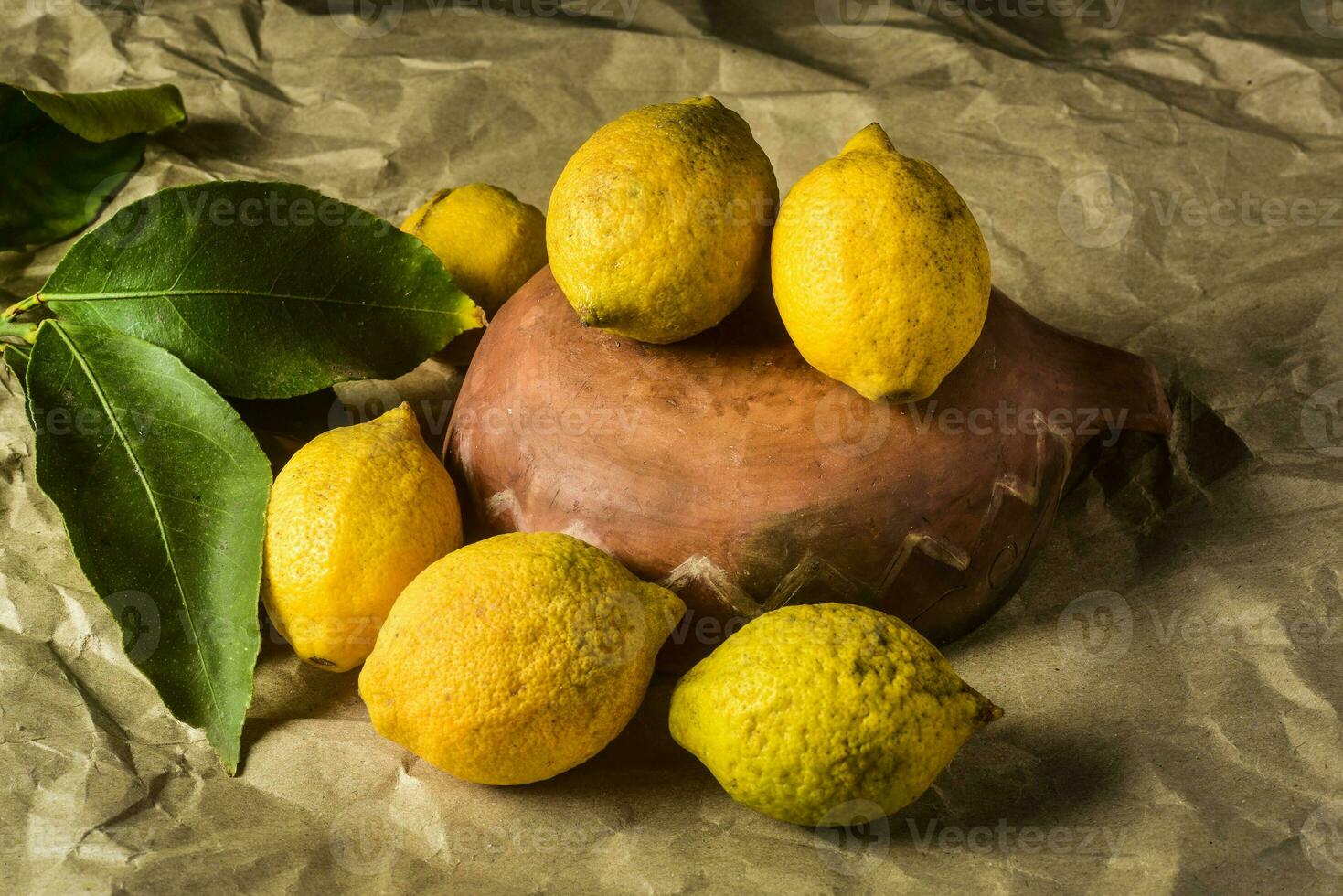 biologique citrons, récolté de le jardin, préparé sur le tableau. photo