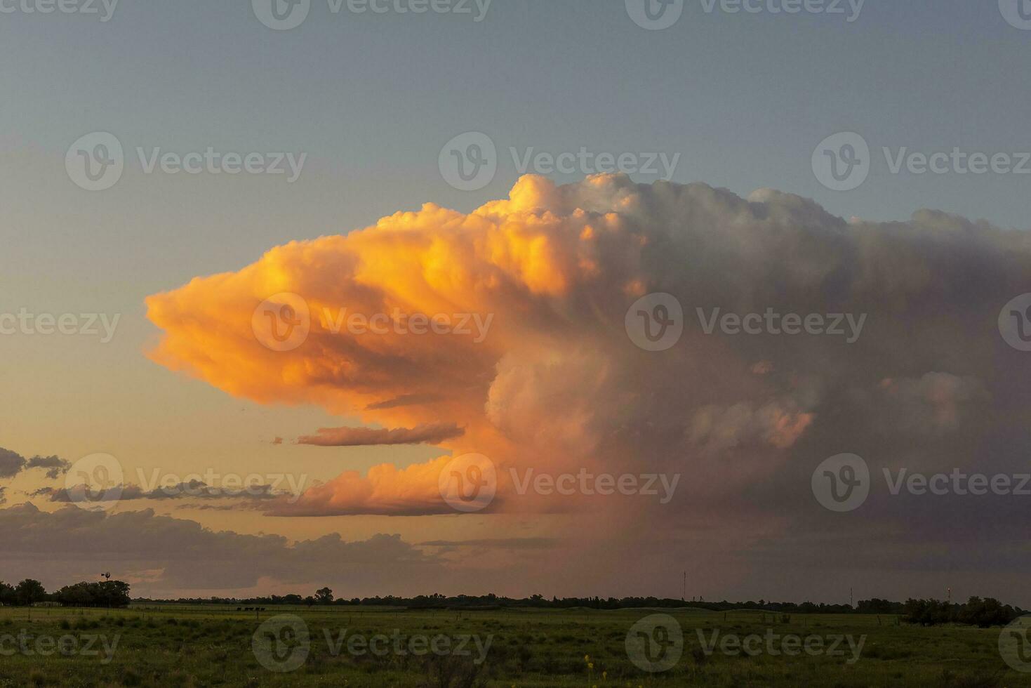 orageux ciel à le coucher du soleil dans le pampa champ, la pampa, Argentine. photo