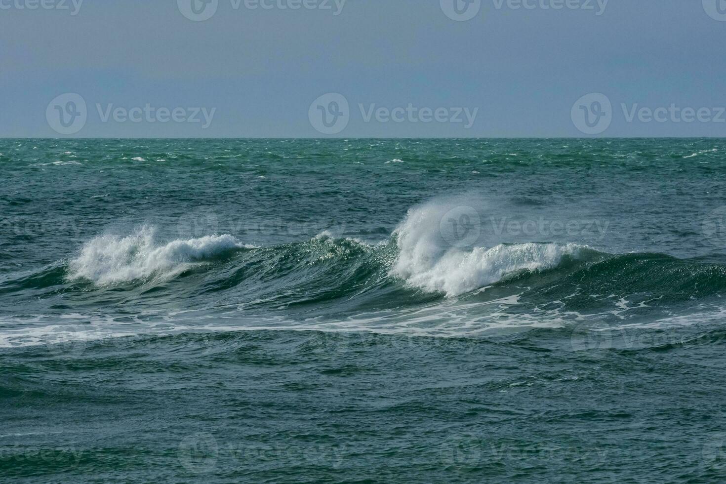 vagues dans le océan, patagonie photo