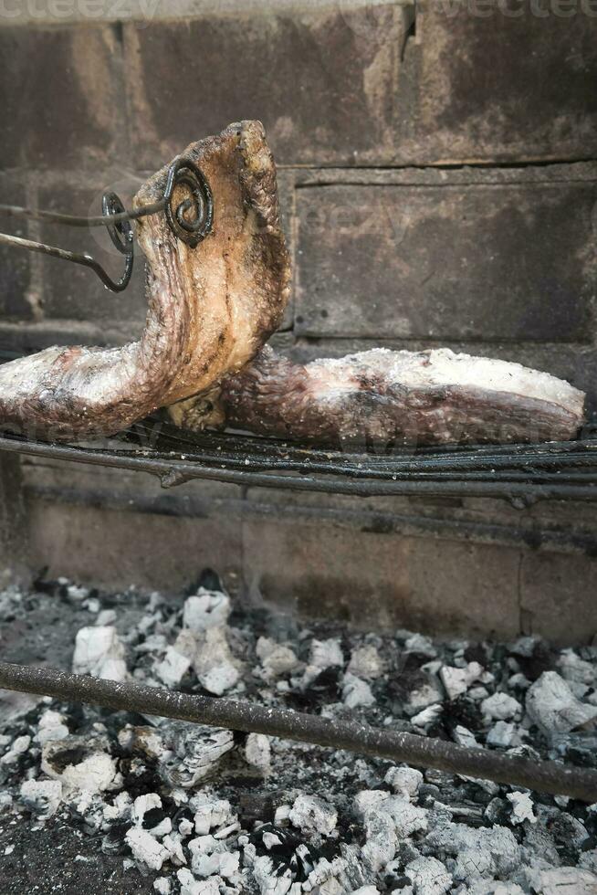 brut Viande mettre sur le gril, traditionnel argentin cuisine, asado barbecue, patagonie, Argentine. photo