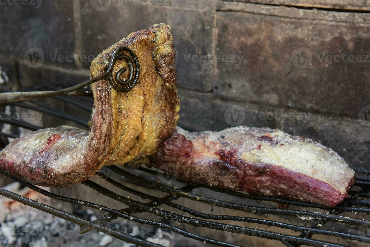 brut Viande mettre sur le gril, traditionnel argentin cuisine, asado barbecue, patagonie, Argentine. photo