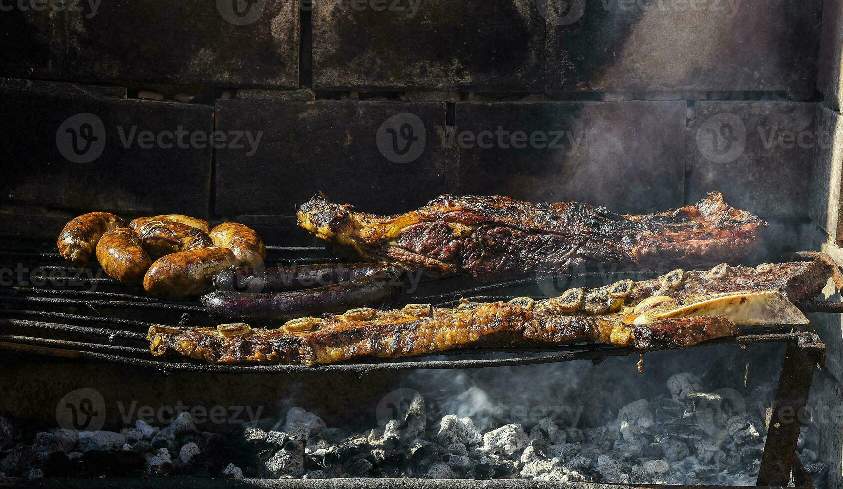 barbecue, grillé saucisses et vache Viande , traditionnel argentin cuisine photo