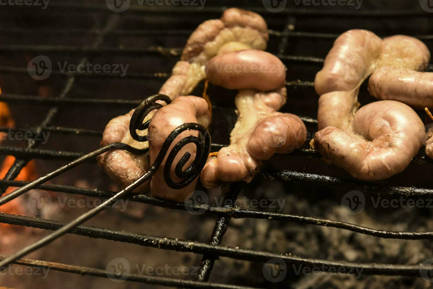 vache intestins présenté sur une gril. argentin traditionnel cuisine. photo