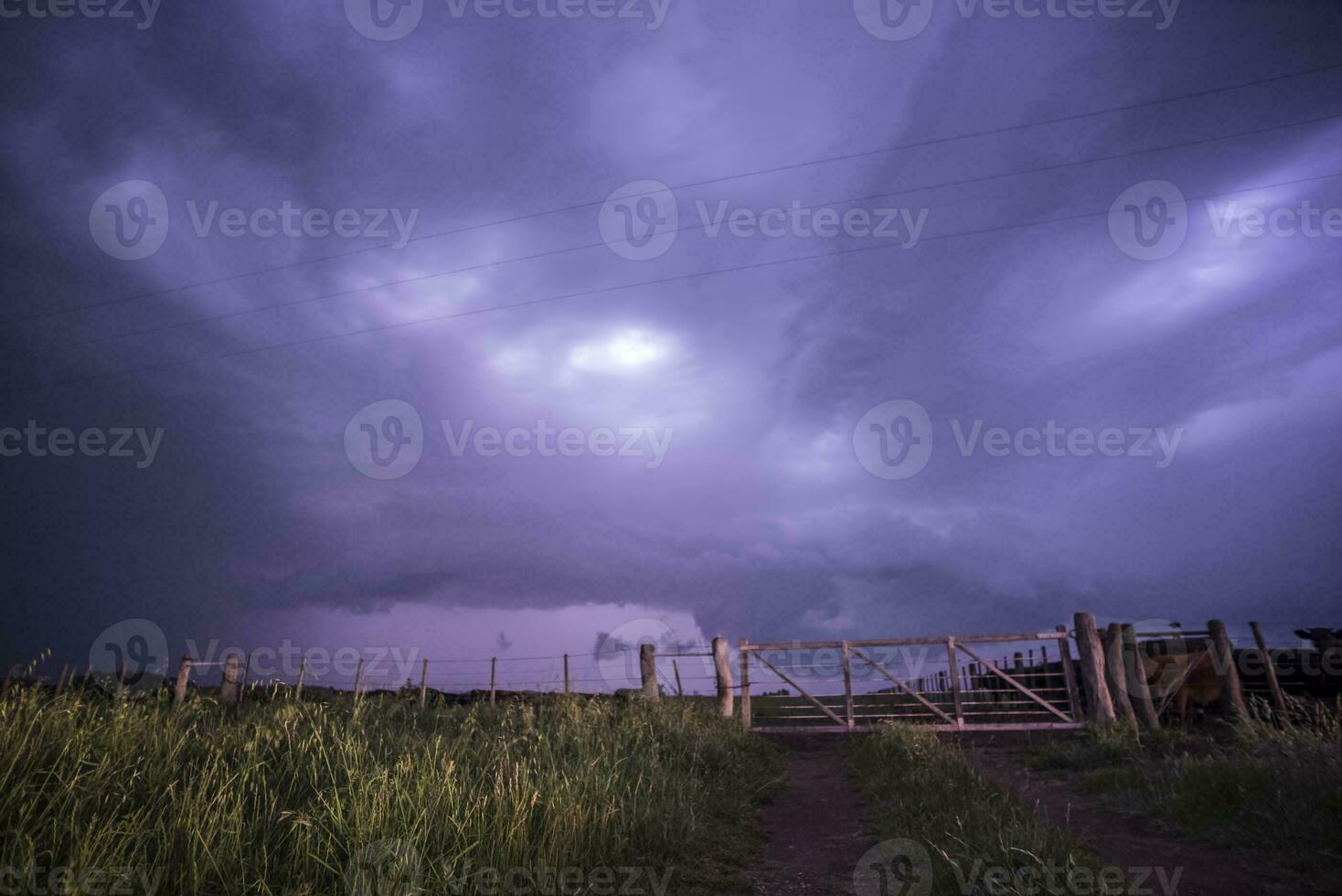 menaçant orage des nuages, pampa, patagonie, Argentine photo