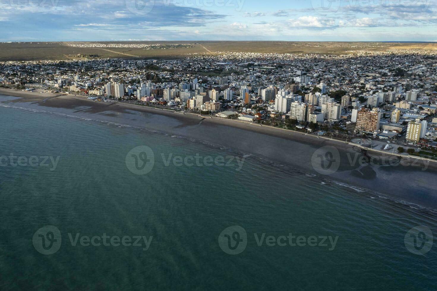 puerto Madryn ville, entrée portail à le péninsule valdés Naturel réserve, monde patrimoine placer, patagonie, Argentine. photo