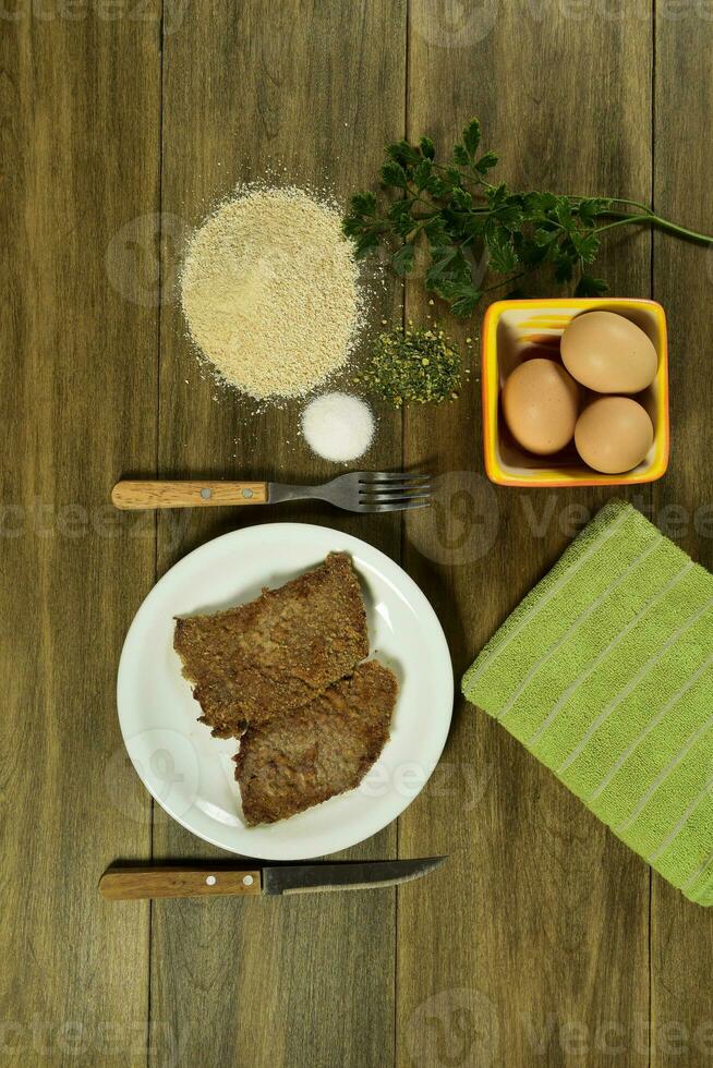 veau milanais présenté sur le table avec Ingrédients photo