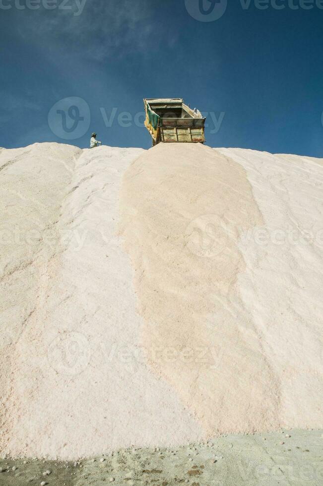 camions déchargement brut sel en gros, salines grandes de hidalgo, la pampa, Argentine. photo