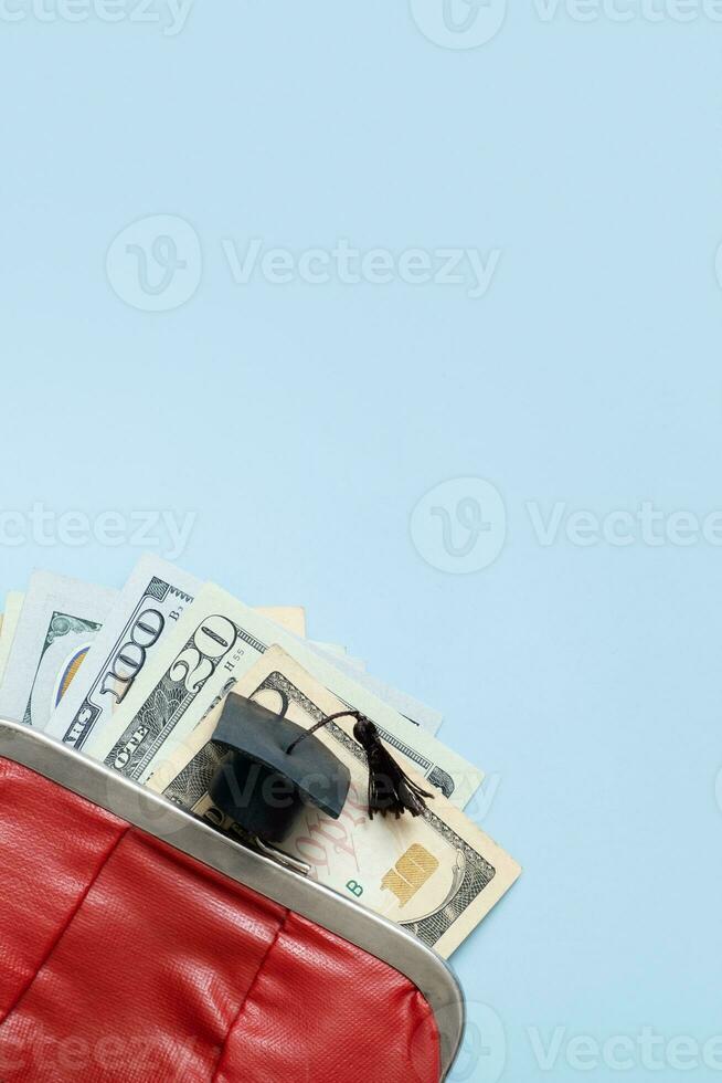 diplômé casquette avec dollars. subvention pour éducation, retour à école allocation concept. copie espace. photo