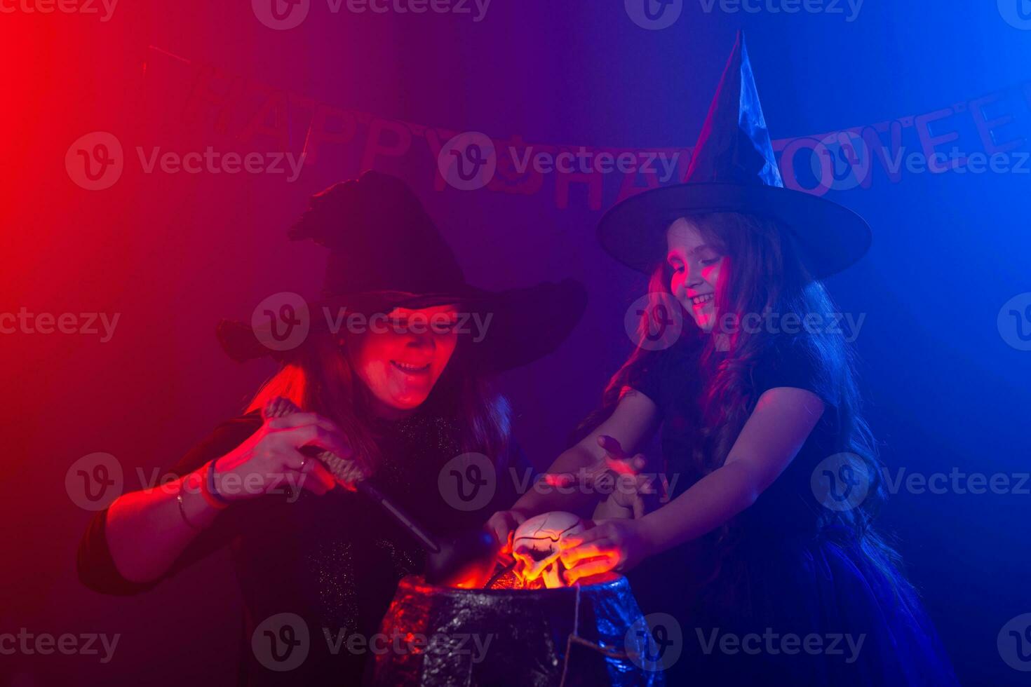 deux Halloween sorcières fabrication une potion et conjurer dans Halloween nuit. la magie, vacances et mystique concept. photo